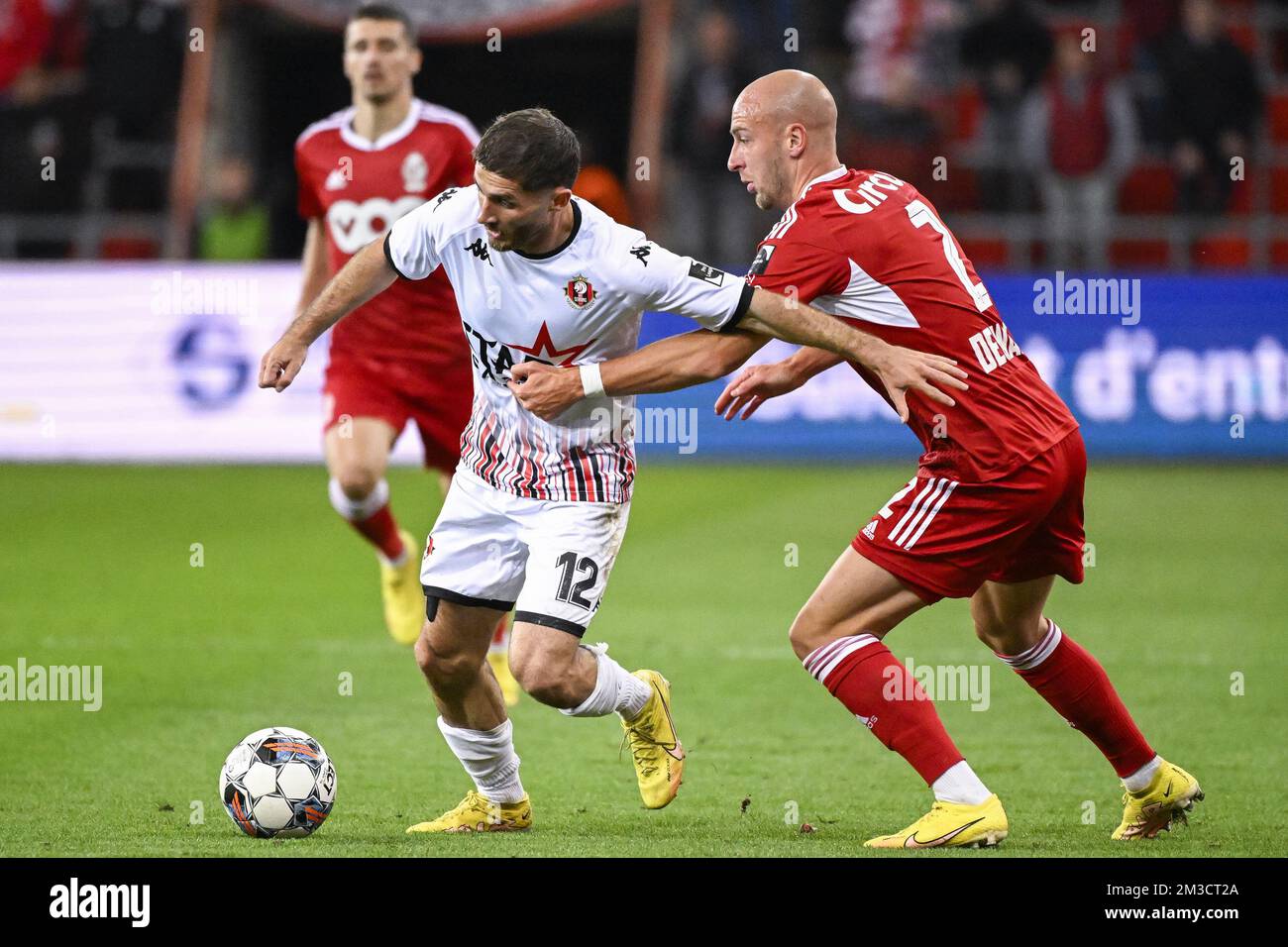 Standard's Gilles Dewaele und Seraings Antoine Bernier kämpfen während eines Fußballmatches zwischen Standard de Liege und RFC Seraing, Freitag, 30. September 2022 in Liege, am 10. Tag der 'Jupiler Pro League' ersten Division der belgischen Meisterschaft 2022-2023. BELGA FOTO LAURIE DIEFFEMBACQ Stockfoto