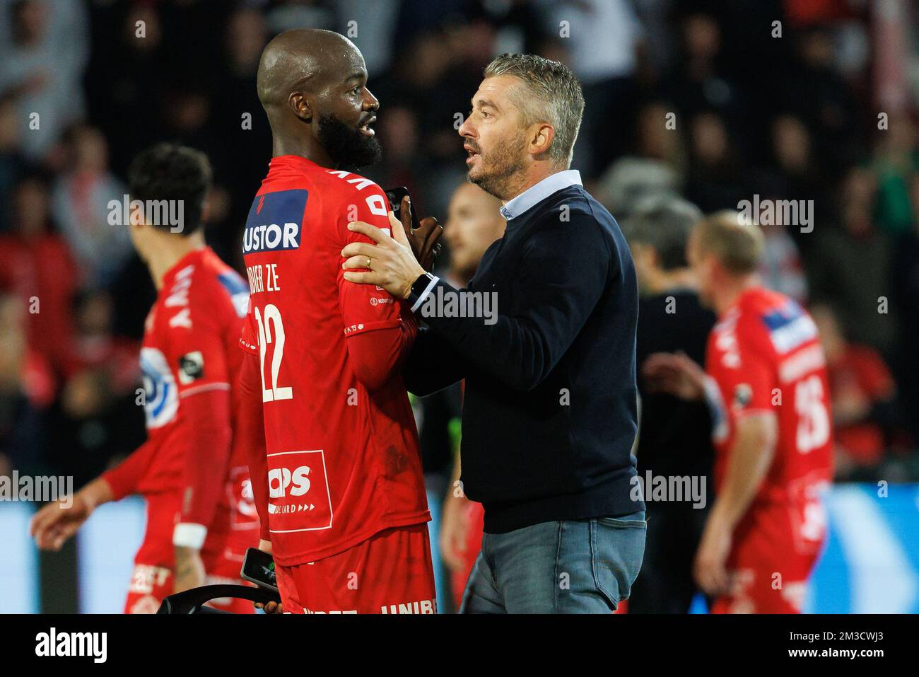Didier Lamkel Ze von Kortrijk und Adnan Custovic, neuer Cheftrainer von Kortrijk, feiern am Sonntag, den 02. Oktober 2022, in Kortrijk, am 10. Tag der ersten Liga der belgischen Meisterschaft 2022-2023 in der „Jupiler Pro League“ ein Fußballspiel zwischen KV Kortrijk und dem Royal Antwerp FC. BELGA FOTO KURT DESPLENTER Stockfoto