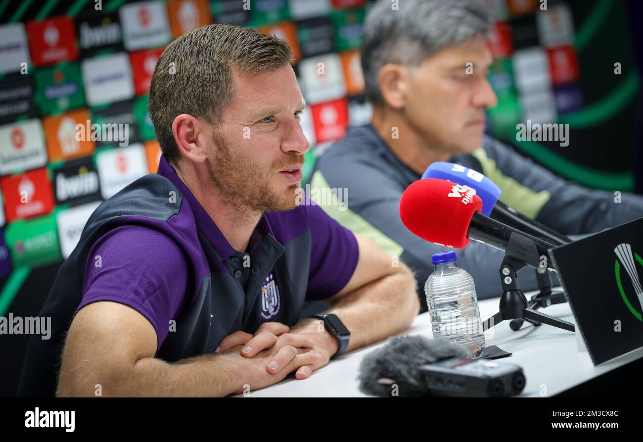 Jan Vertonghen von Anderlecht und Anderlecht Cheftrainer Felice Mazzu wurden auf einer Pressekonferenz der belgischen Fußballmannschaft RSC Anderlecht am Mittwoch, den 05. Oktober 2022 in Brüssel zur Vorbereitung des morgigen Spiels gegen den englischen FC West Ham United am dritten Tag der Gruppenbühne der UEFA Conference League vorgestellt. BELGA PHOTO VIRGINIE LEFOUR Stockfoto