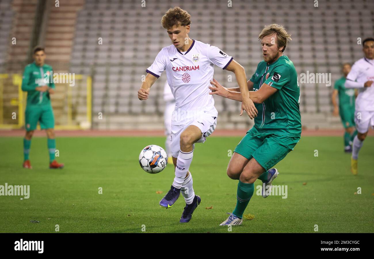 Lucas Stassin von RSCA Futures und Ruben Droenhle von Virton kämpfen am Freitag, den 07. Oktober 2022 in Brüssel, am 8. Tag der 'Challenger Pro League' 1B, der zweiten Division der belgischen Meisterschaft 2022-2023, um den Ball während eines Fußballmatches zwischen RSCA Futures (U23) und RE Virton. BELGA FOTO VIRGINIE LEFOUR Stockfoto