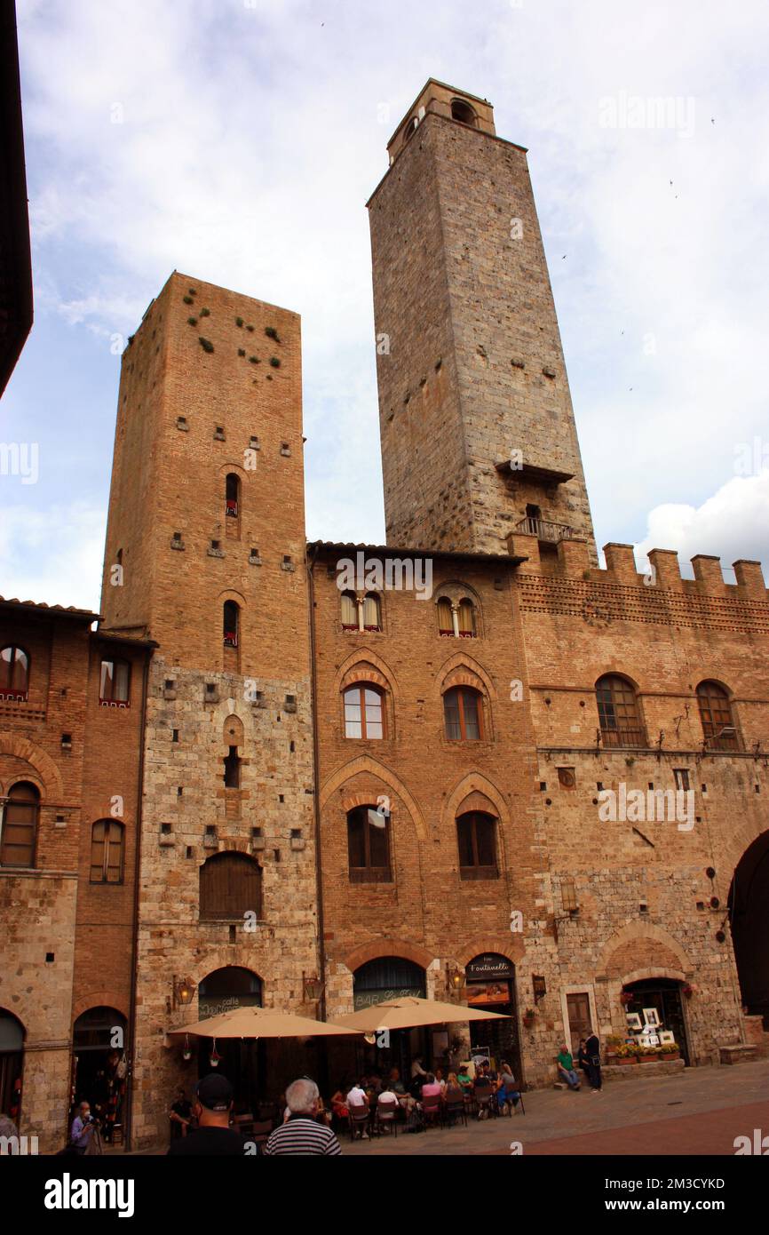 Werfen Sie einen Blick auf die romantische toskanische Stadt San Gimignano in Stein auf dem antiken Hügel in Italien Stockfoto