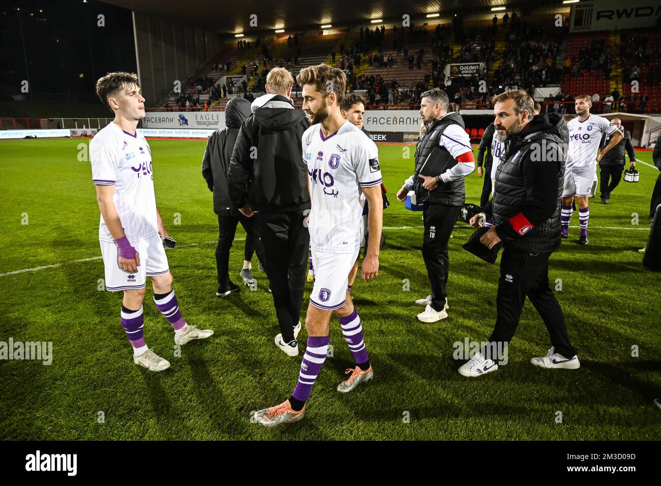 Am Samstag, den 08. Oktober 2022, in Sint-Jans-Molenbeek-Saint-Jean, Brüssel, schlagen Jan Van den Bergh von Beerschot und Andreas Wieland, Cheftrainer von Beerschot, nach einem Fußballspiel zwischen RWDM Molenbeek und Beerschot VA, am 8. Tag der 1B. 2. Division der belgischen Meisterschaft 2022-2023 in Sint-Jans-Molenbeek-Saint-Jean. BELGA FOTO TOM GOYVAERTS Stockfoto