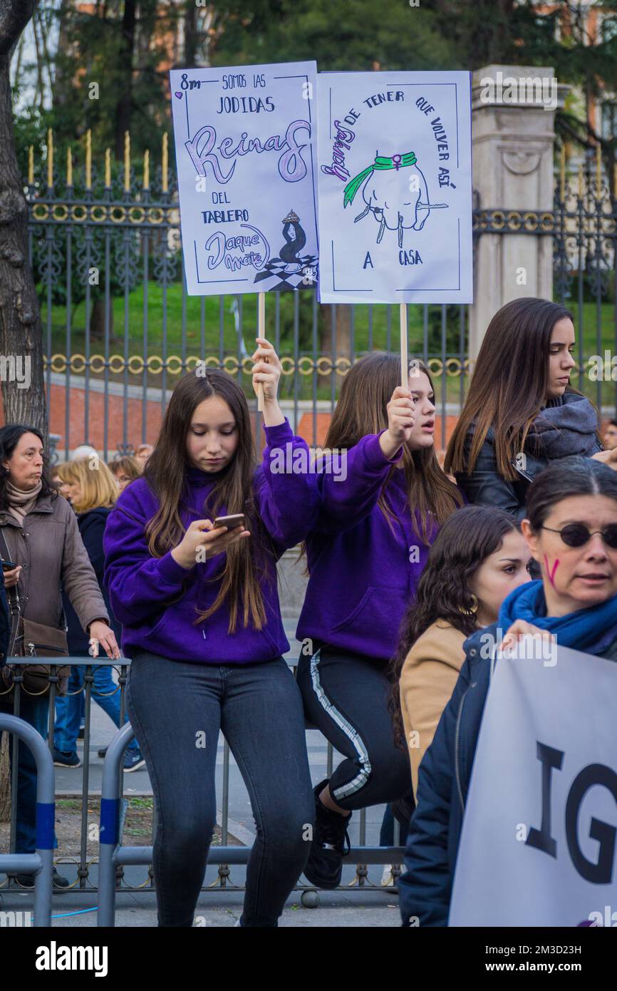 Zwei Mädchen mit violetten Kapuzen, die während 8M Märchen am Internationalen Frauentag protestierten Stockfoto