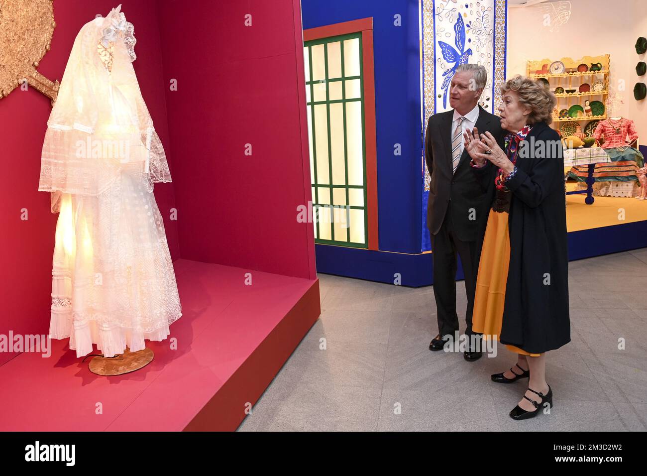 Isabelle de Borchgrave und König Philippe - Filip von Belgien, abgebildet während der Eröffnung der Ausstellung 'Miradas de Mujers' (der weibliche Blick) in den Königlichen Museen der Schönen Künste, in Brüssel, Donnerstag, 13. Oktober 2022. Diese expo zeigt die belgische Künstlerin Isabelle de Borchgrave in ihrer Arbeit an Frida Kahlo. BELGA FOTO DIRK WAEM Stockfoto