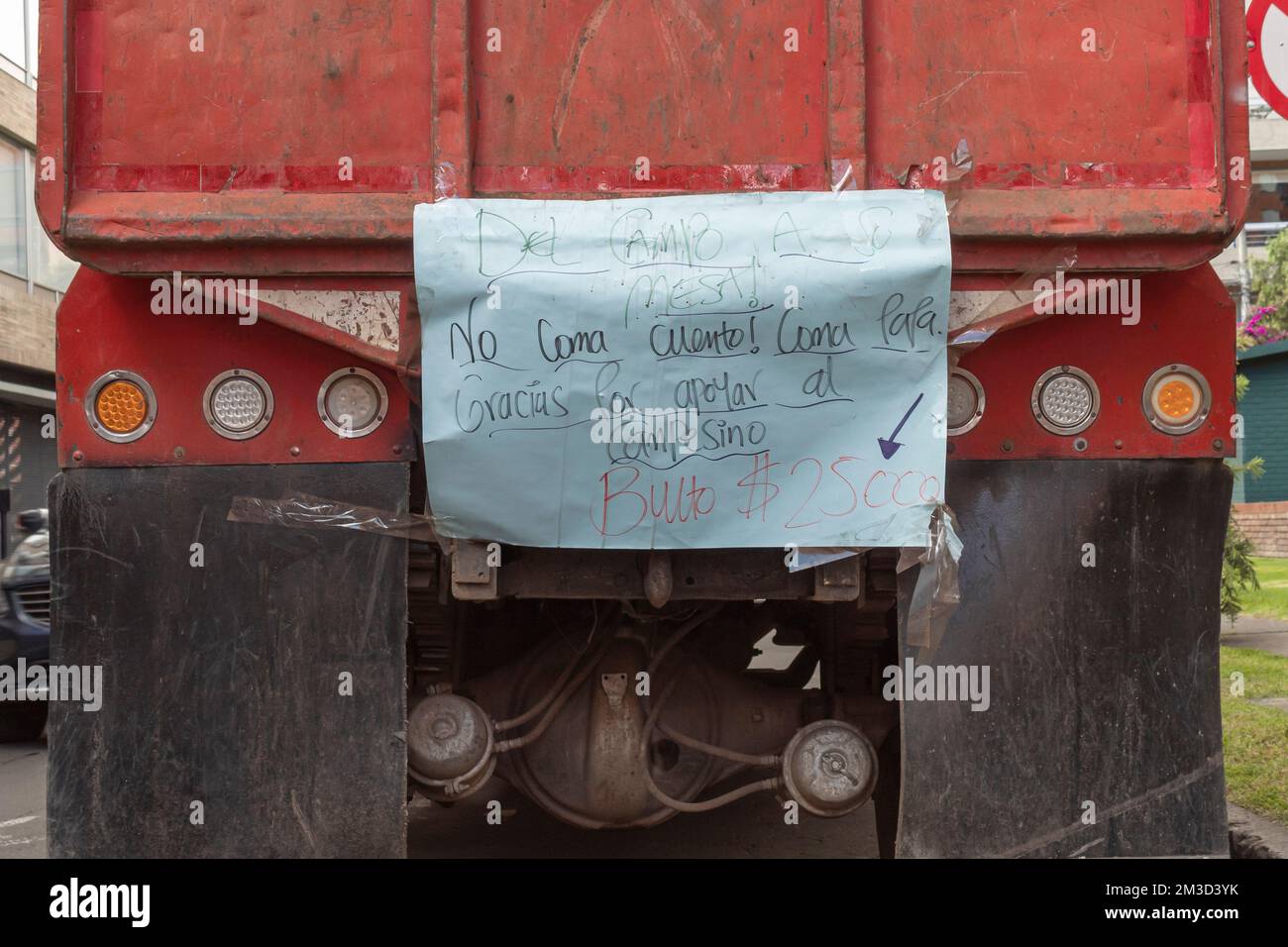 BOGOTA, KOLUMBIEN - Ein blaues Schild auf spanisch von Kartoffelbauern, die Kartoffelpakete in die Stadt verkaufen, aufgrund der Coronavirus-Quarantäne Stockfoto