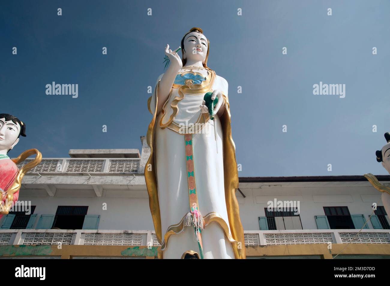 Die stehende Guan-Yin-Statue im Freien mit einer Höhe von Wat Khao Takiab befindet sich am Hua hin Beach, Pra Chuap Khi Ri Khun Province in der Mitte Thailands. Stockfoto