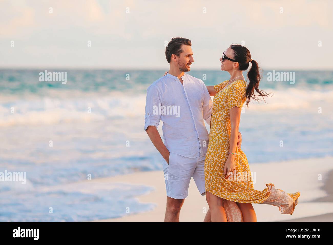 Ein junges Paar verbringt Zeit miteinander am Strand Stockfoto