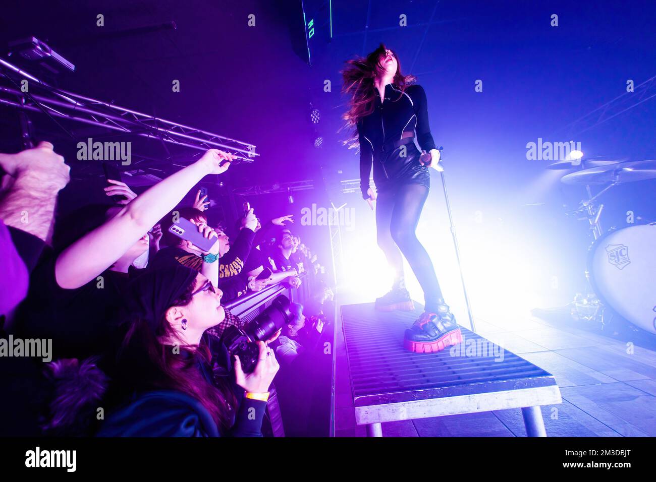 Mailand, Italien. 14.. Dezember 2022. Chrissy Costanza von der amerikanischen Pop-Rock-Band gegen The Current tritt live im Legend Club in Mailand auf. Kredit: SOPA Images Limited/Alamy Live News Stockfoto