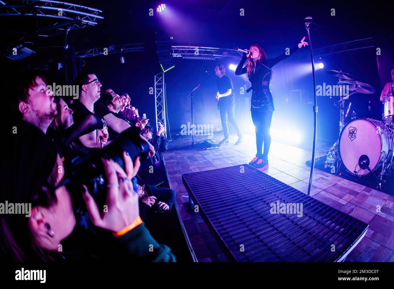 Mailand, Italien. 14.. Dezember 2022. Chrissy Costanza von der amerikanischen Pop-Rock-Band gegen The Current tritt live im Legend Club in Mailand auf. (Foto: Mairo Cinquetti/SOPA Images/Sipa USA) Guthaben: SIPA USA/Alamy Live News Stockfoto