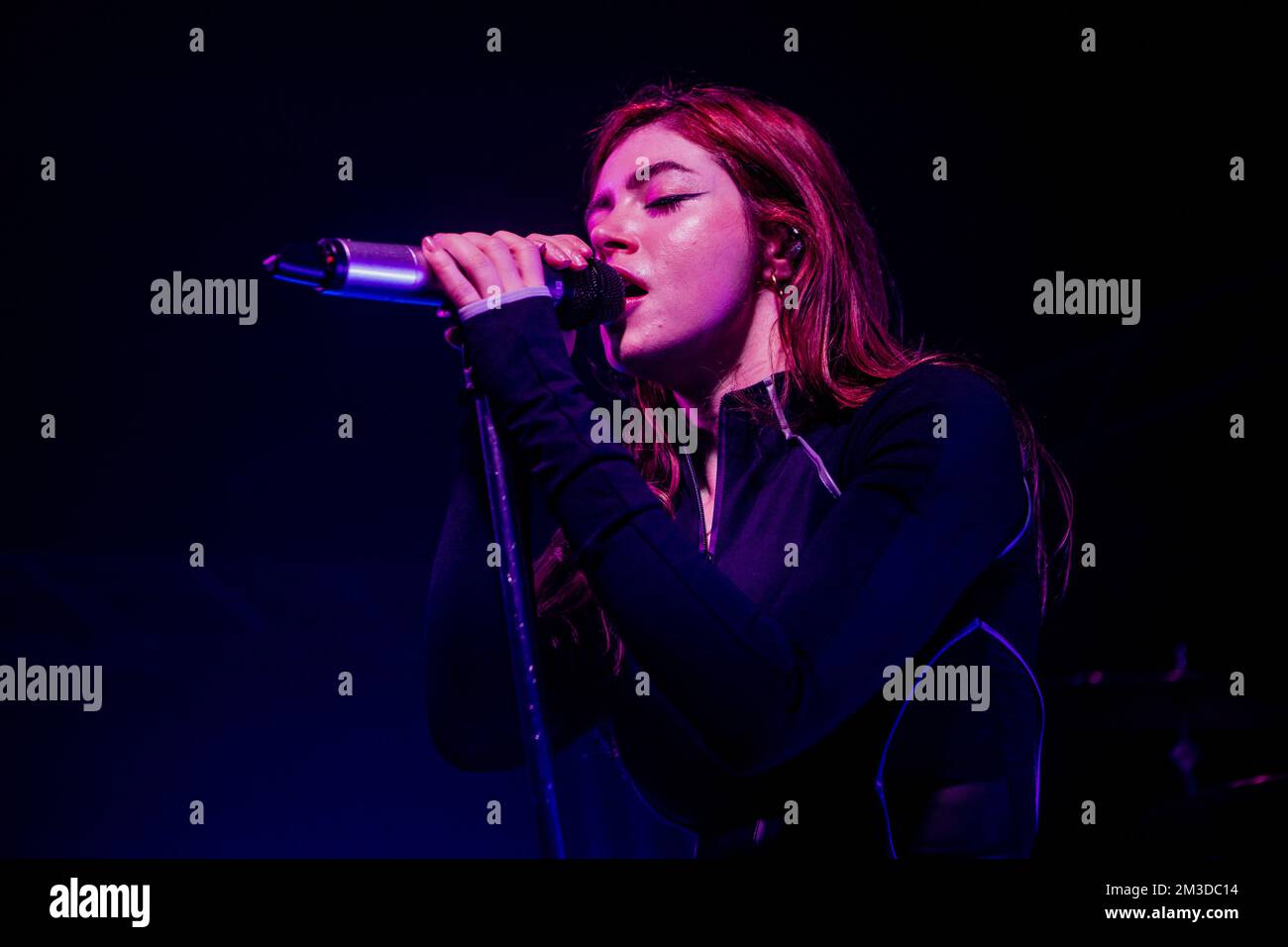 Mailand, Italien. 14.. Dezember 2022. Chrissy Costanza von der amerikanischen Pop-Rock-Band gegen The Current tritt live im Legend Club in Mailand auf. (Foto: Mairo Cinquetti/SOPA Images/Sipa USA) Guthaben: SIPA USA/Alamy Live News Stockfoto