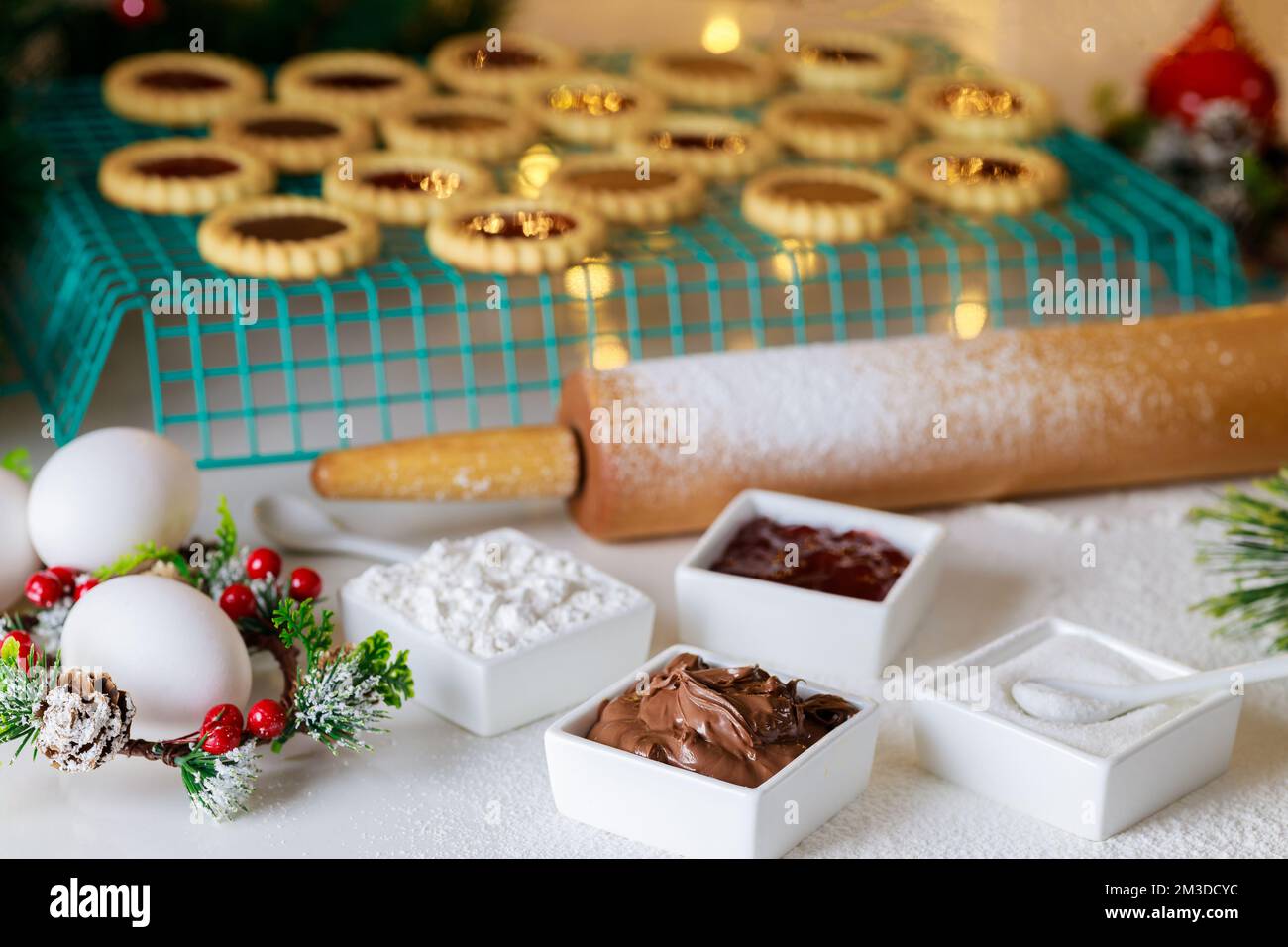 Marmelade und Haselnuss für Weihnachtskekse. Stockfoto