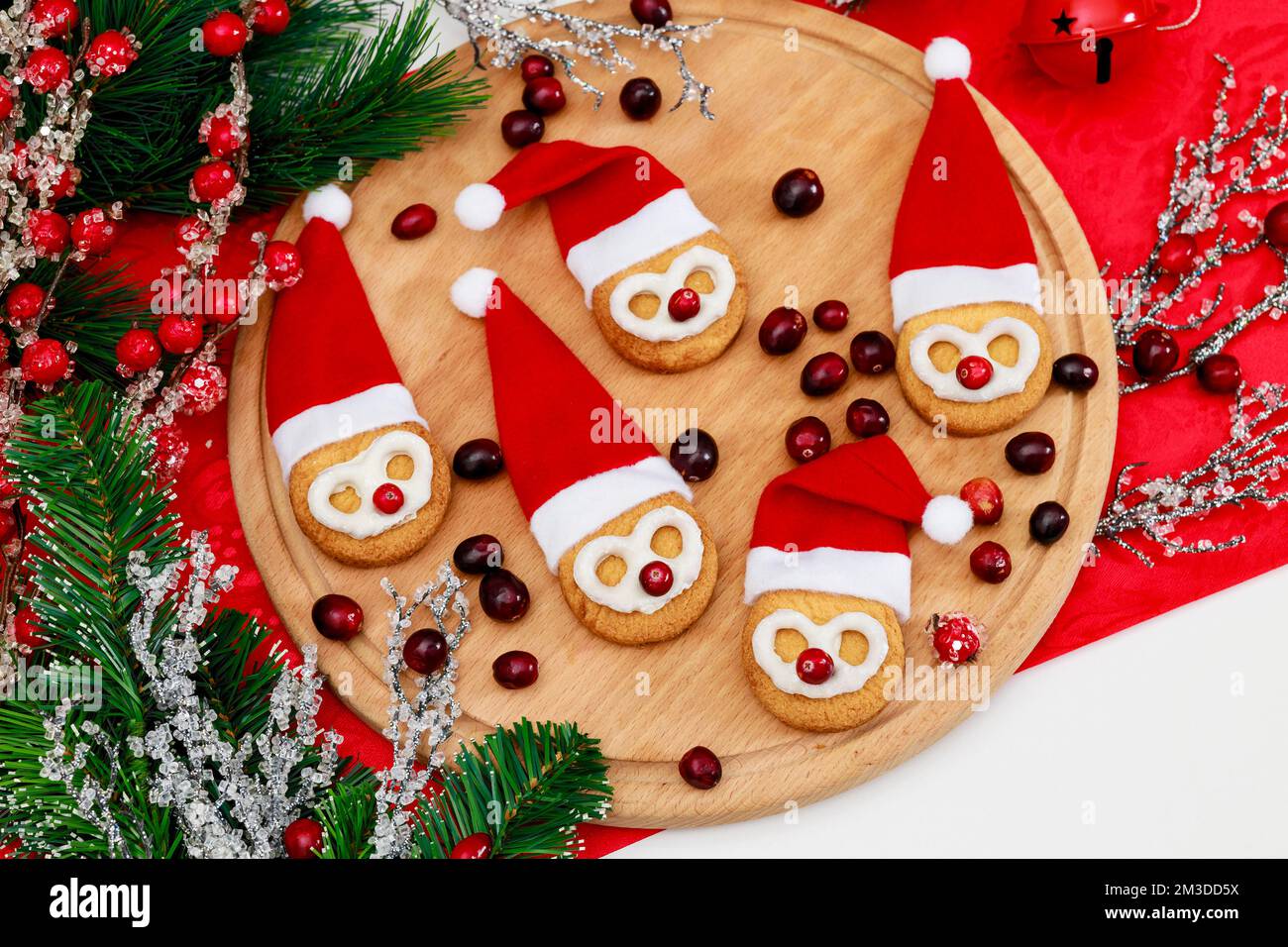 Eine Idee, wie man zu Weihnachten Shortbread-Kekse macht. Stockfoto