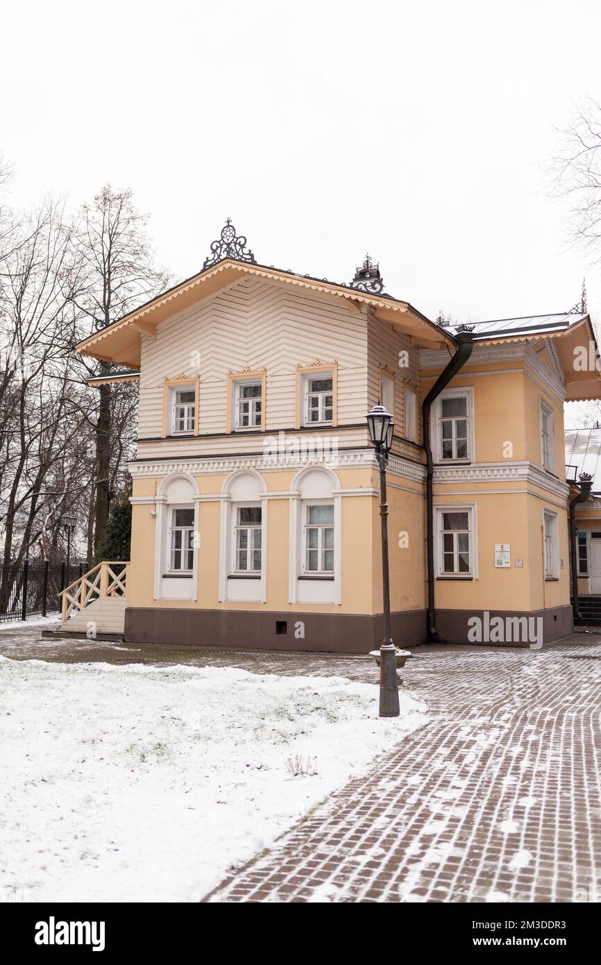 Ein altes, wunderschönes Herrenhaus mit einer hölzernen Veranda, erbaut im 19.. Jahrhundert. Ein großes altes Haus mit Garten in Tscherepovets, Russland. Das Gebäude beherbergt ein Stockfoto