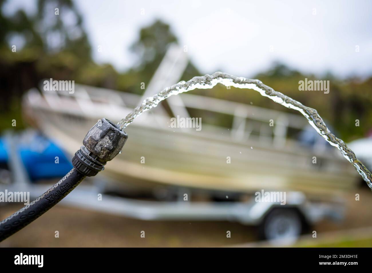 Beim Campen den Wassertank des Wohnwagens auffüllen. Auto und Boot im Sommer waschen Stockfoto
