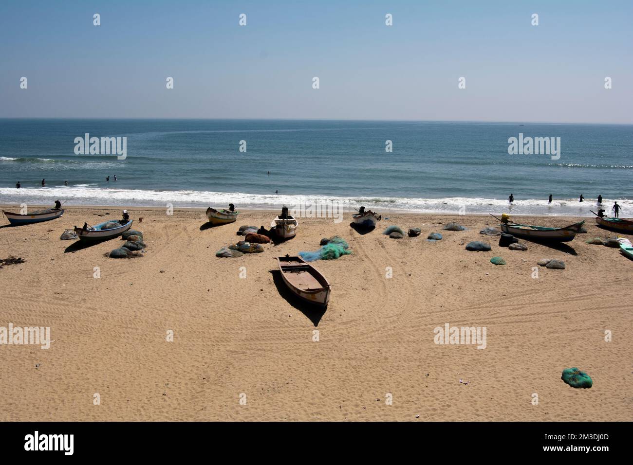 Ruhiger Blue Fishermen's Beach: Boote ruhen an der Küste von Mahabalipuram Stockfoto