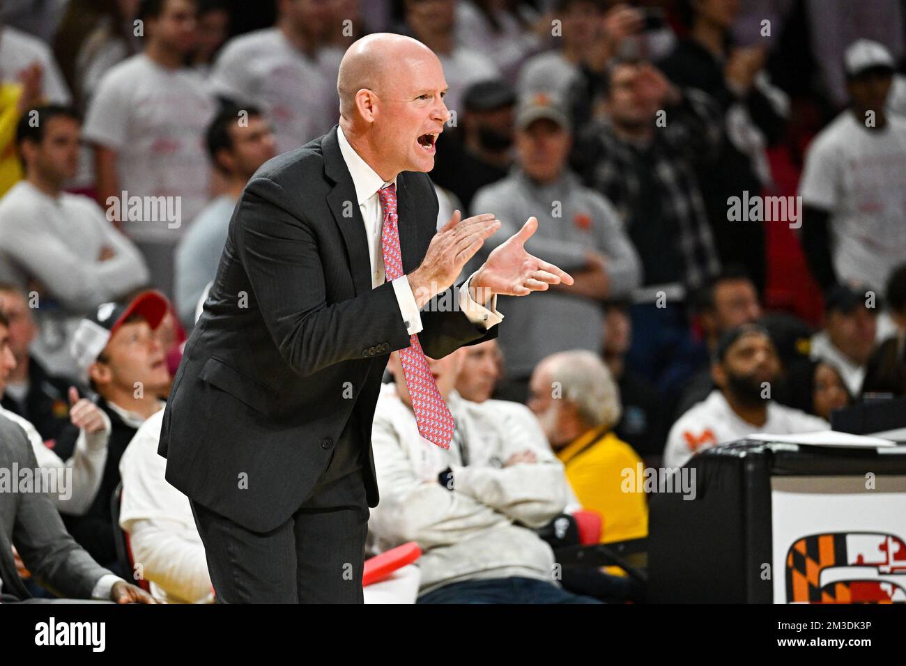 College Park, MD, USA. 14.. Dezember 2022. Kevin Willard, Cheftrainer der Maryland Terrapins, reagiert während des NCAA-Basketballspiels zwischen den UCLA Bruins und den Maryland Terrapins im Xfinity Center in College Park, MD. Reggie Hildred/CSM/Alamy Live News Stockfoto