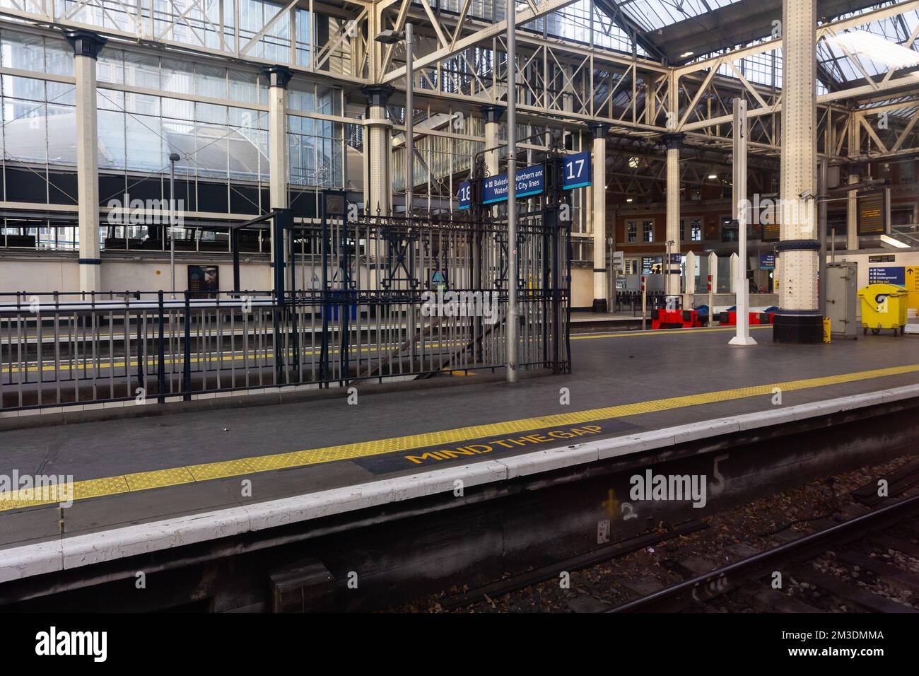 London, Großbritannien. 14.. Dezember 2022. Leere Bahnsteige an der Waterloo Station in London. Die Schienenverkehrsdienste sind stark von der vom 14.. Bis 19.. Dezember und erneut vom 24.. Bis 27.. Dezember laufenden Arbeitsstreikaktion der Eisenbahn-, See- und Verkehrsunion (RMT) betroffen. Kredit: SOPA Images Limited/Alamy Live News Stockfoto