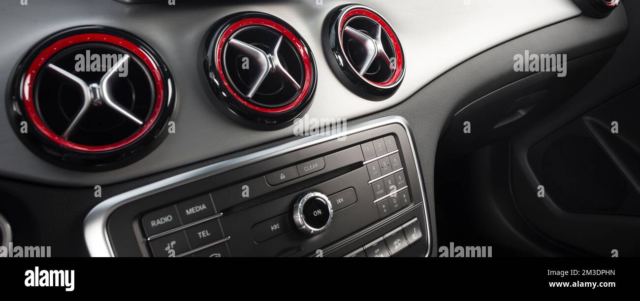Moderne Sportwagen-Armaturentafel mit schwarzen und roten Lederelementen Stockfoto
