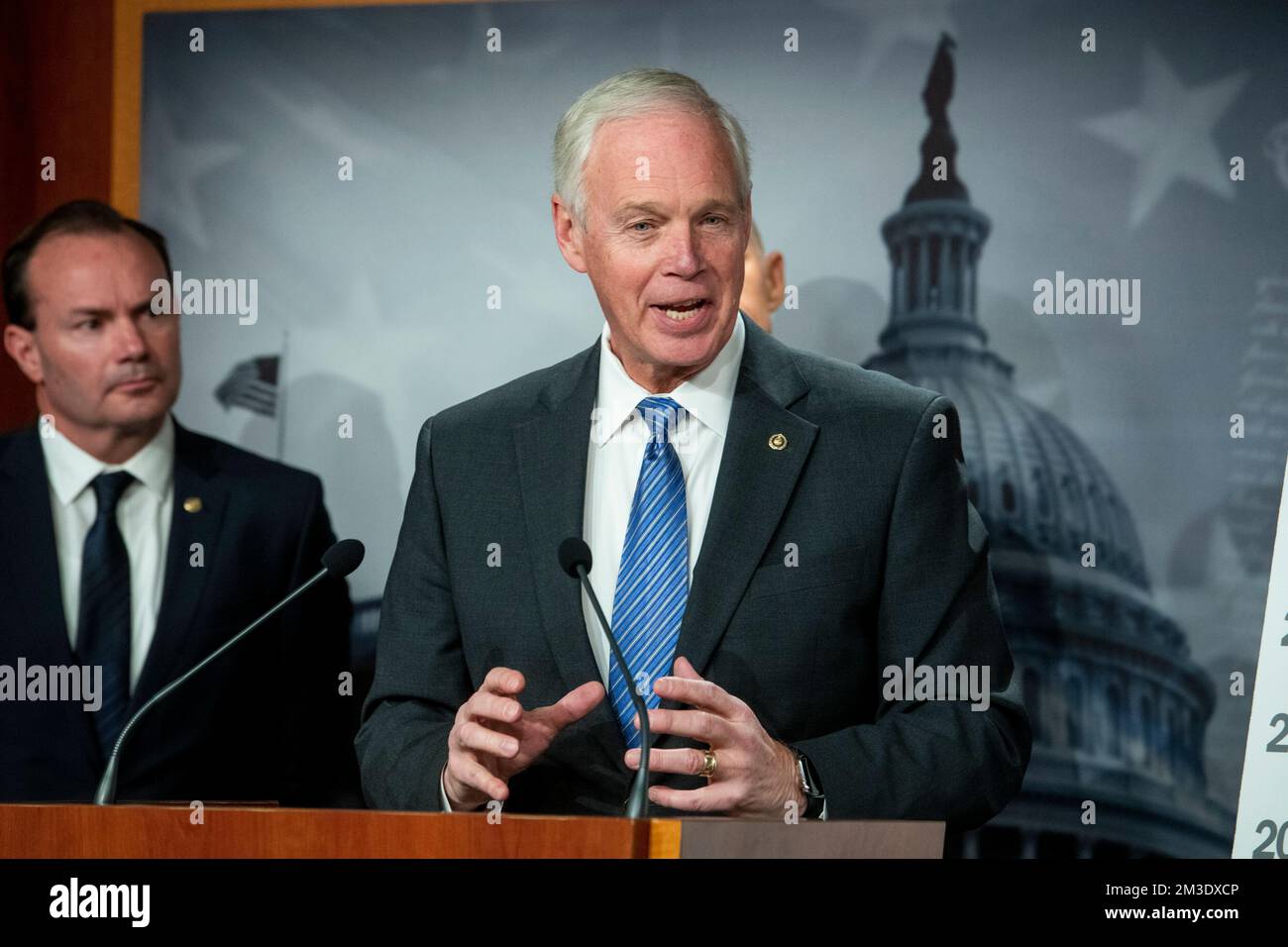 US-Senator Mike Lee (Republikaner von Utah), links, hört zu, während US-Senator Ron Johnson (Republikaner von Wisconsin) Bietet Bemerkungen zu einer Resolution zur Finanzierung der Bundesregierung für eine Woche an, während die Unterhändler während einer Pressekonferenz im US Capitol in Washington, DC, am Mittwoch, den 14. Dezember 2022 an einem längerfristigen Ausgabengesetz arbeiten. Kredit: Rod Lamkey/CNP Stockfoto