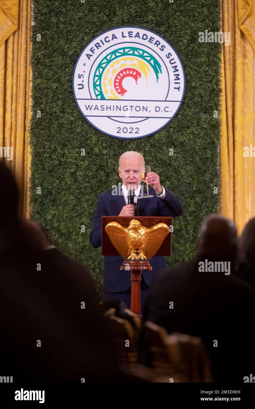 Washington, DC, USA. 14.. Dezember 2022. US-Präsident Joe Biden spricht auf das Abendessen des US-Africa Leaders Summit im East Room des Weißen Hauses in Washington, DC, USA, am 14. Dezember 2022 an. Kredit: Michael Reynolds/Pool über CNP/dpa/Alamy Live News Stockfoto