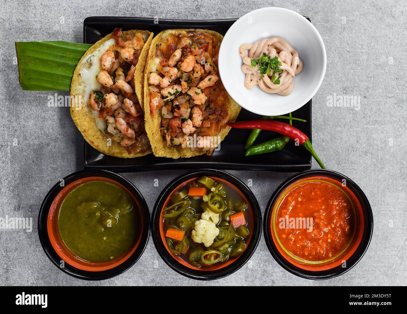 La Viga Tacos mit Garnelen und mexikanischen Saucen Stockfoto
