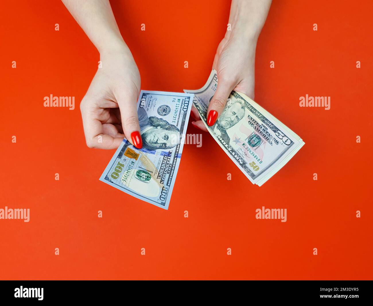 Erwachsene Frauen zählen Geld. Draufsicht Stockfoto