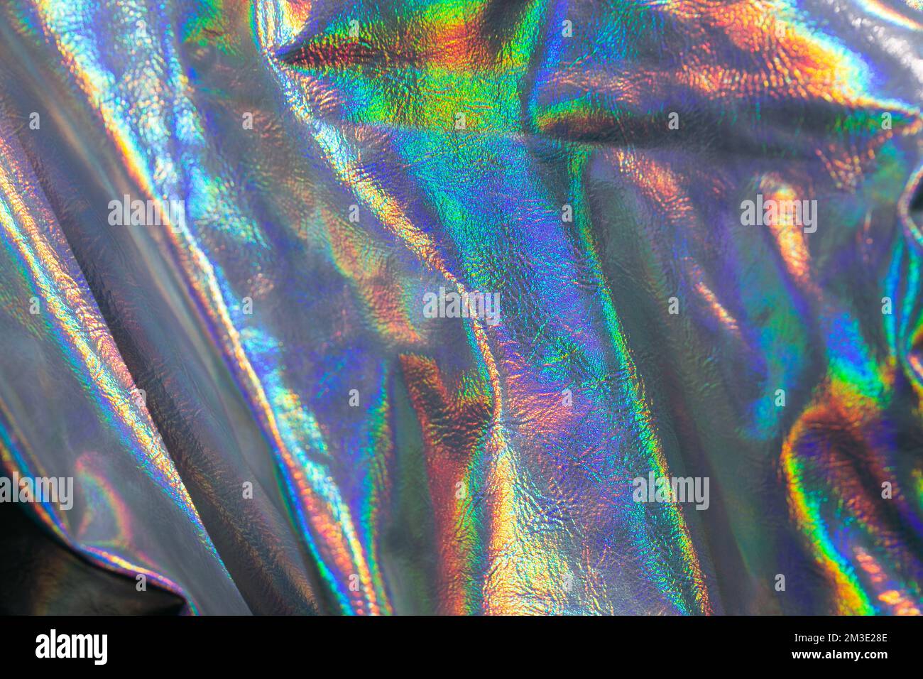 Holographischer Hintergrund. Holographische Tapete aus Metall. Textur mit schillernden Wellen. Abstraktes holographisches, glänzendes background.beautiful-Metallic-Gewebe Stockfoto