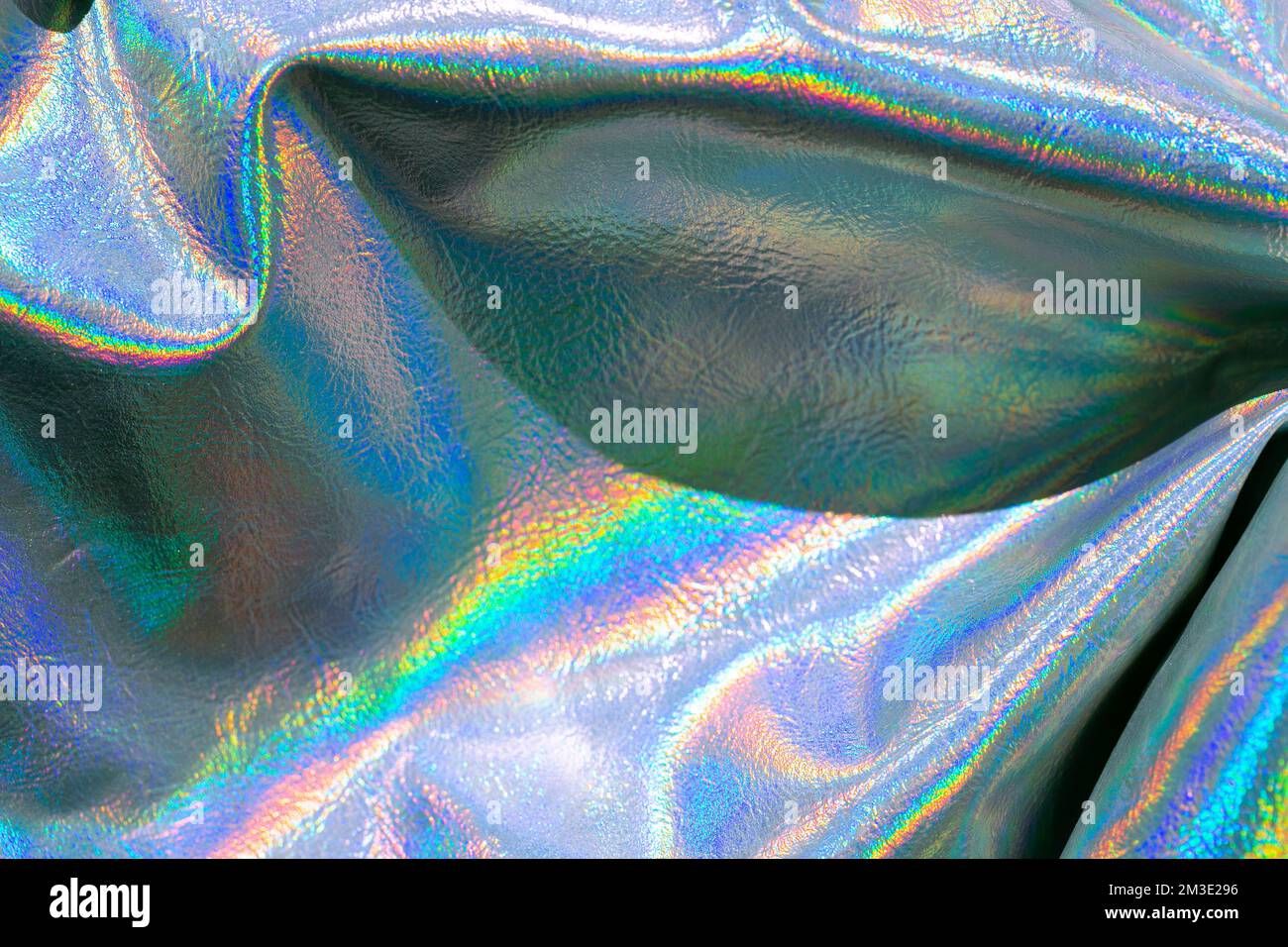 Holographische Tapete aus Metall. Textur mit schillernden Wellen und Falten. Holographischer Hintergrund. Abstrakter, trendiger holographischer Hintergrund Stockfoto