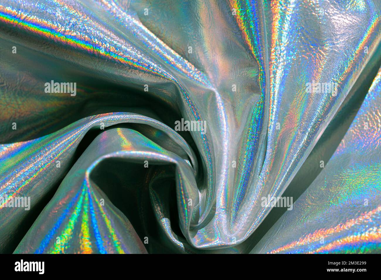 Holographische Tapete aus Metall. Struktur mit schillernden Wellen und Falten. Abstraktes, trendiges holographisches background.beautiful-Metallic-glänzendes Material Stockfoto