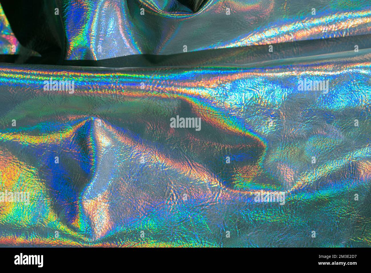 Holographischer Hintergrund. Holographische Tapete aus Metall. Textur mit schillernden Wellen und Falten. Abstrakt holographisch background.beautiful Metallic glänzend Stockfoto