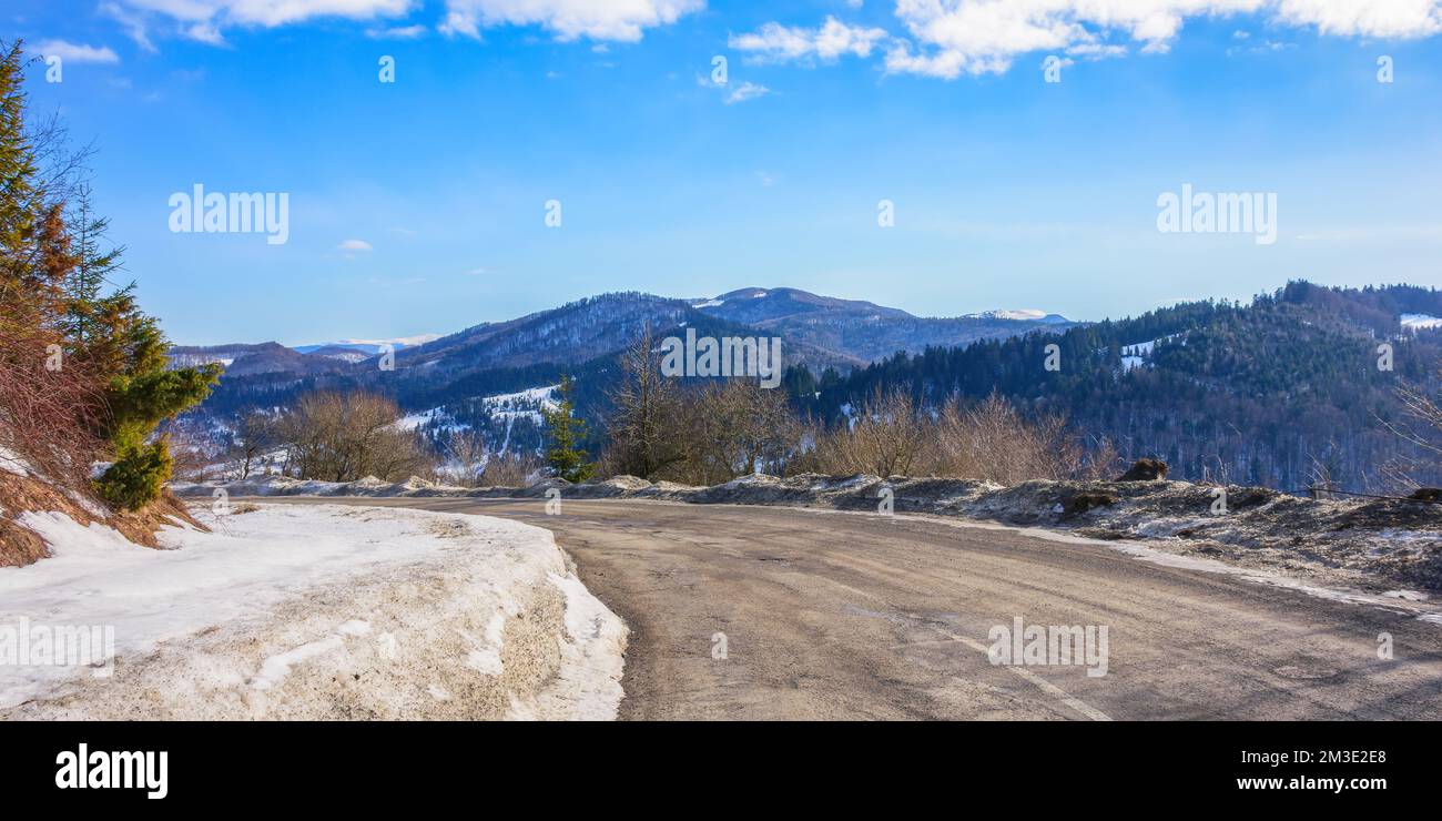 Uzhanischer Pass im Winter. Alte Landstraße durch die Berge. Wunderschöne Landschaft mit bewaldeten Hügeln bei Sonnenaufgang Stockfoto