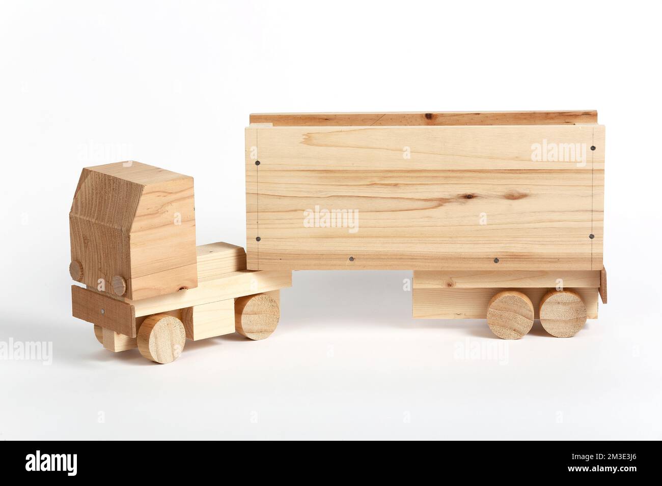 Handgefertigte verspielte Spielzeuge aus Holz im einfachen Hintergrund Stockfoto