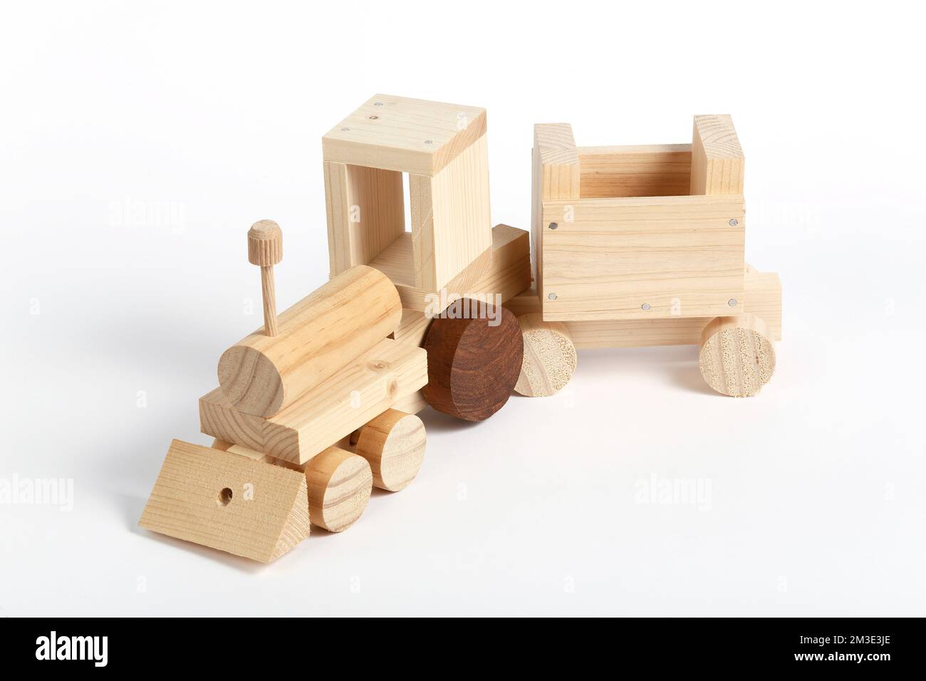 Handgefertigte verspielte Spielzeuge aus Holz im einfachen Hintergrund Stockfoto