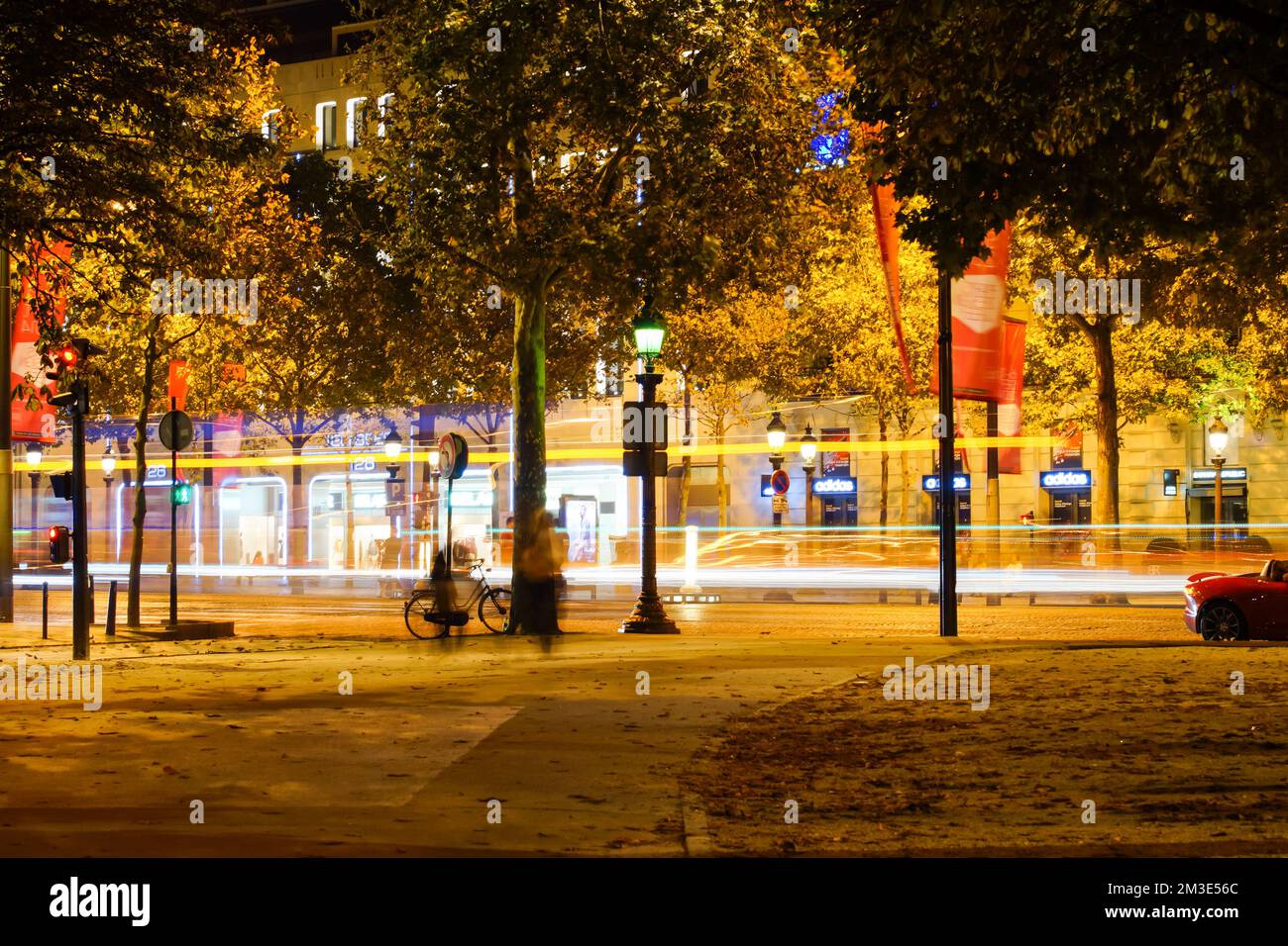 PARIS - 07. September: Paris bei Nacht am 07. September 2014 in Paris, Frankreich. Nacht Paris hat magische Atmosphäre, ohne die jede Reise nach Paris inco wäre Stockfoto