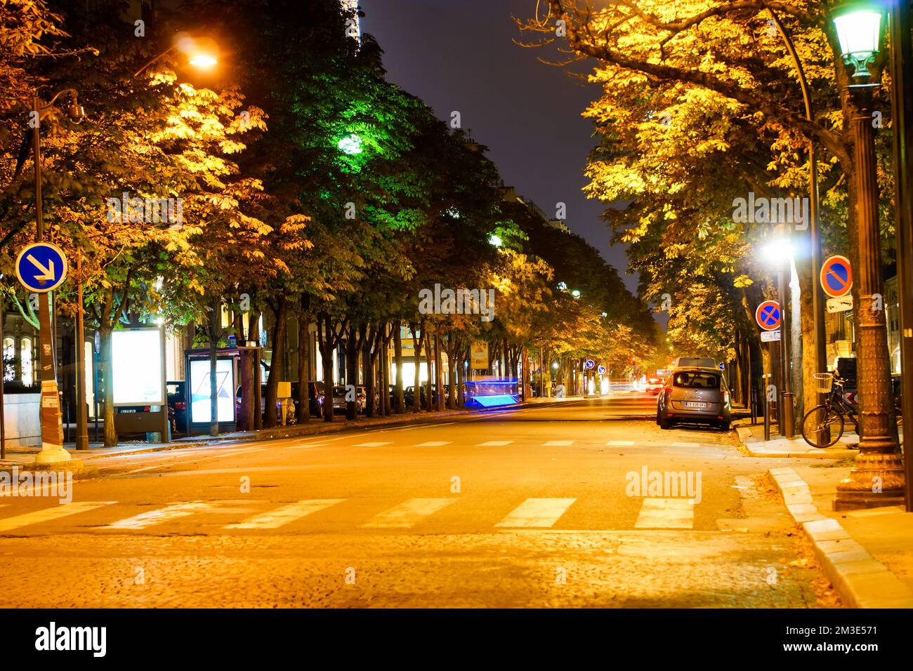 PARIS - 07. September: Paris bei Nacht am 07. September 2014 in Paris, Frankreich. Nacht Paris hat magische Atmosphäre, ohne die jede Reise nach Paris inco wäre Stockfoto