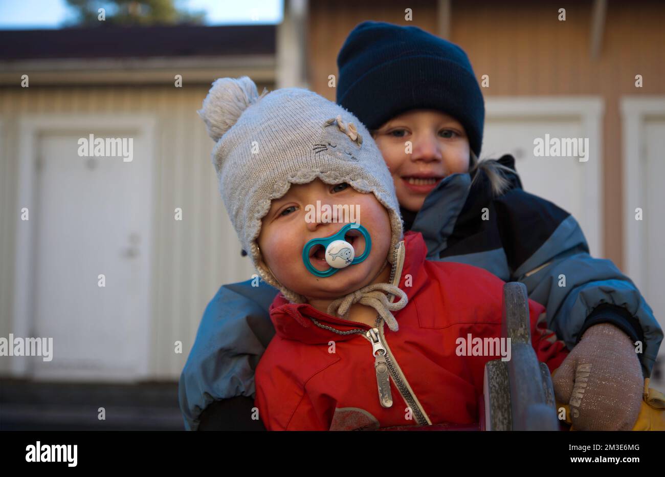 Umea, Norrland Schweden - 15. November 2022: Geschwister spielen miteinander Stockfoto