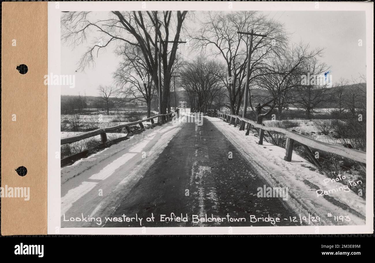 Blick nach Westen auf die Enfield-Belchertown Bridge, Mass., 9. Dezember 1929 , Waterworks, Wasserversorgungseinrichtungen, Immobilien, Straßenbrücken Stockfoto