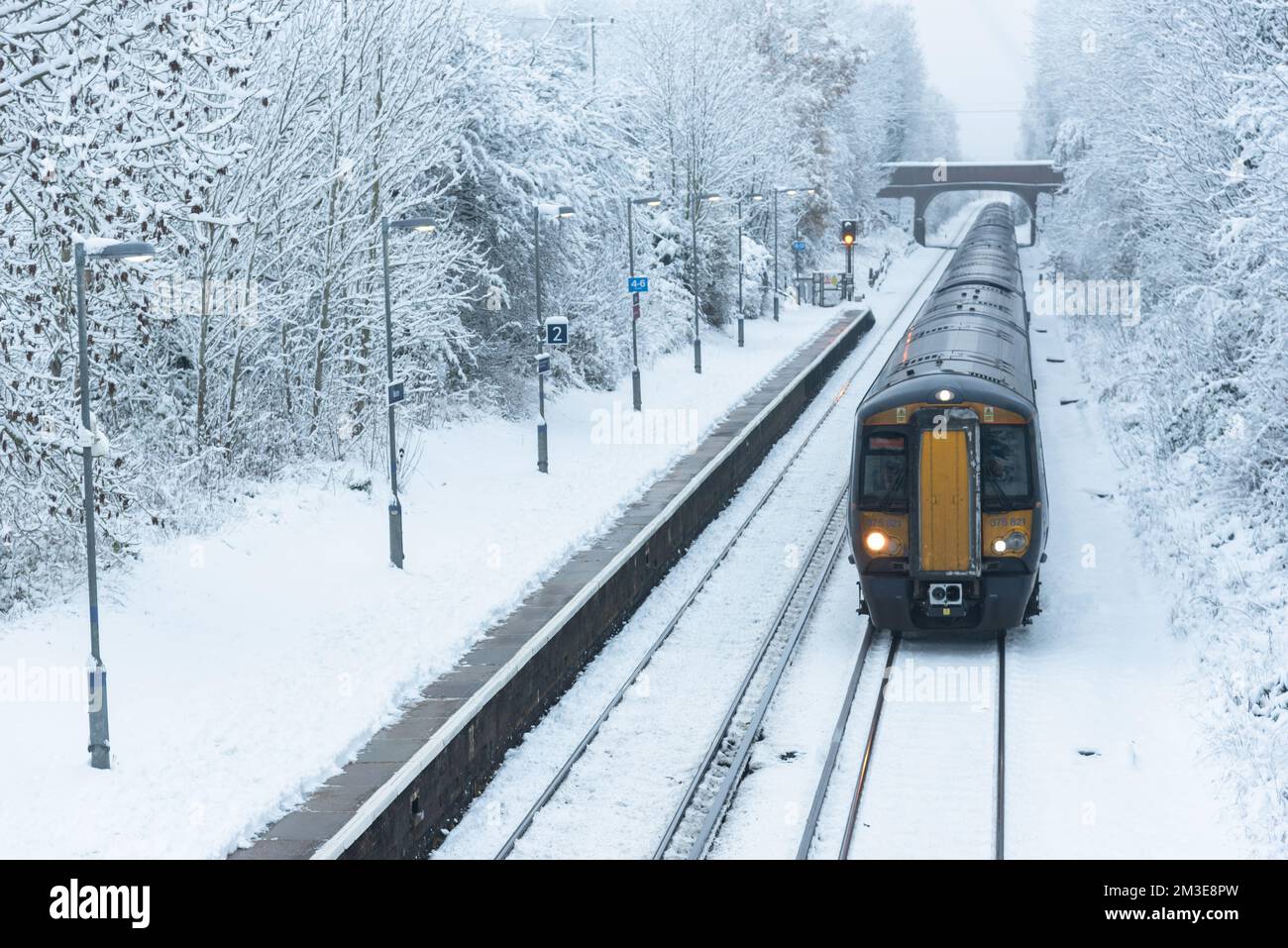 Die Plattform am Bahnhof Marden im Schnee Stockfoto