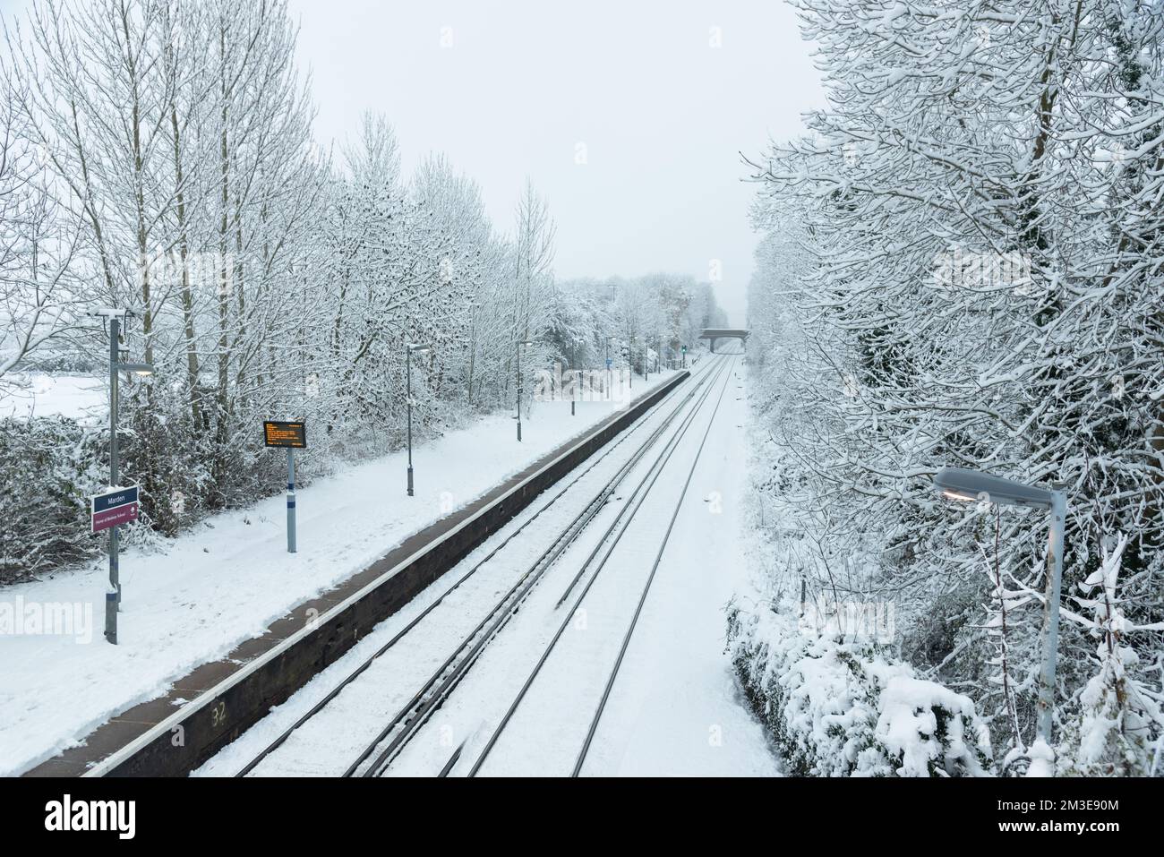 Die Plattform am Bahnhof Marden im Schnee Stockfoto