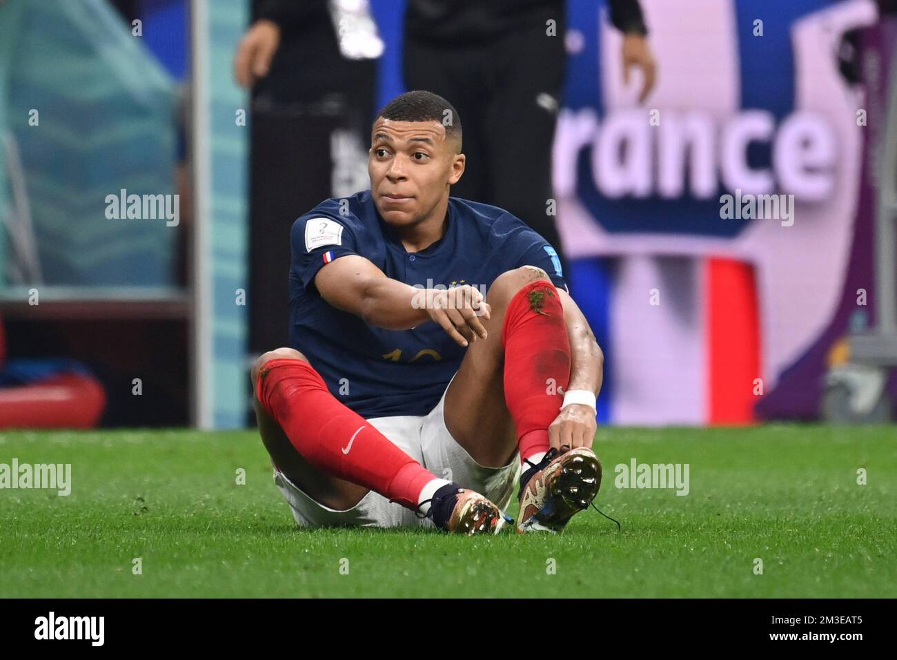 Kylian MBAPPE (FRA) auf dem Boden, arbeitete an einem zerrissenen Schnürsenkel aus seinem Schuh, Action, Single Action, Single Image, ausgeschnitten, Ganzkörperaufnahme, Vollfigur, Halbfinale, Halbfinale Spiel 62, Frankreich (FRA)
