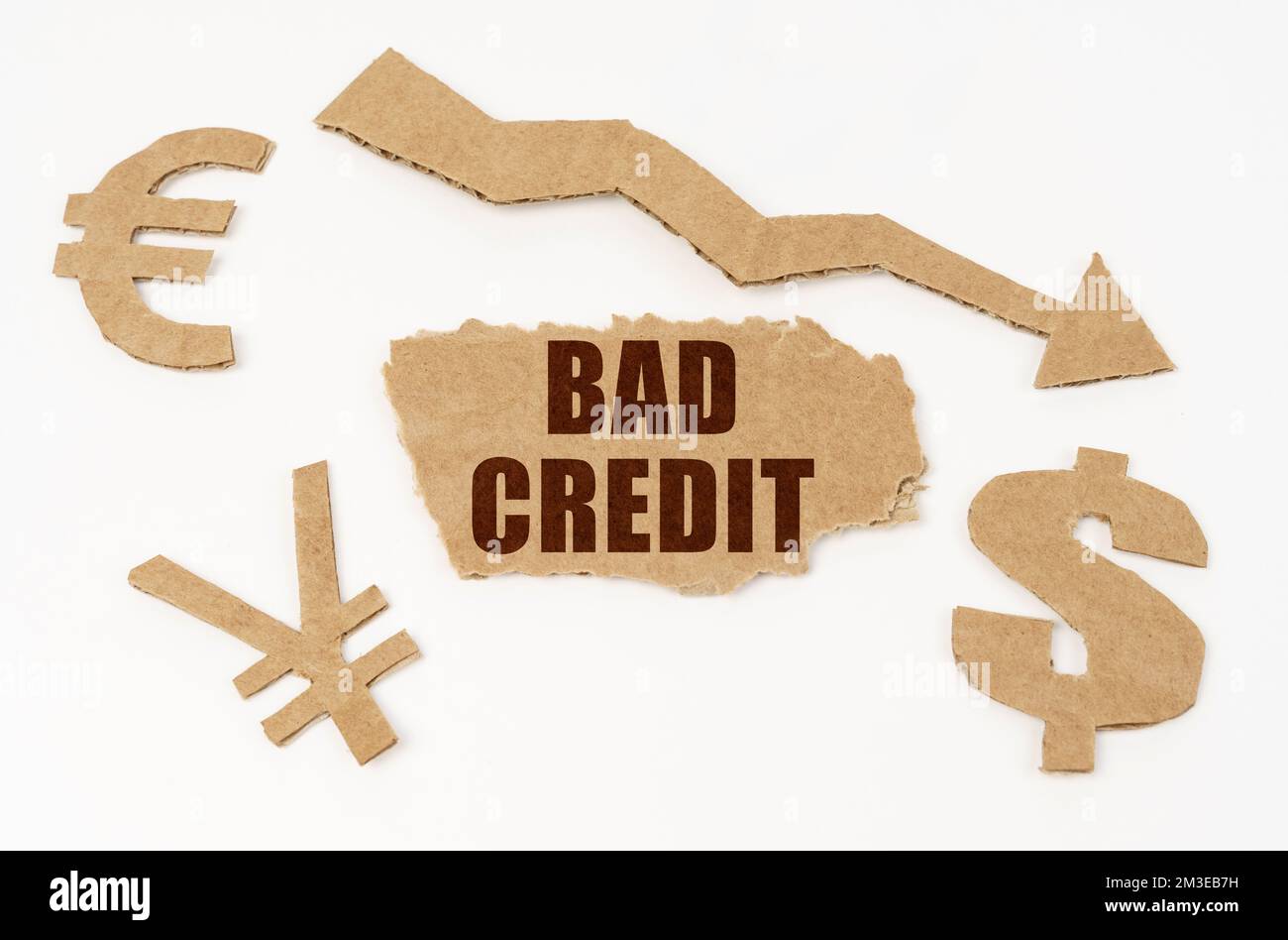 Wirtschafts- und Krisenkonzept. Auf weißem Hintergrund, Dollar-, Euro- und Yen-Symbole, ein Pfeil nach unten und ein Pappkarton mit der Inschrift - schlechter Cre Stockfoto