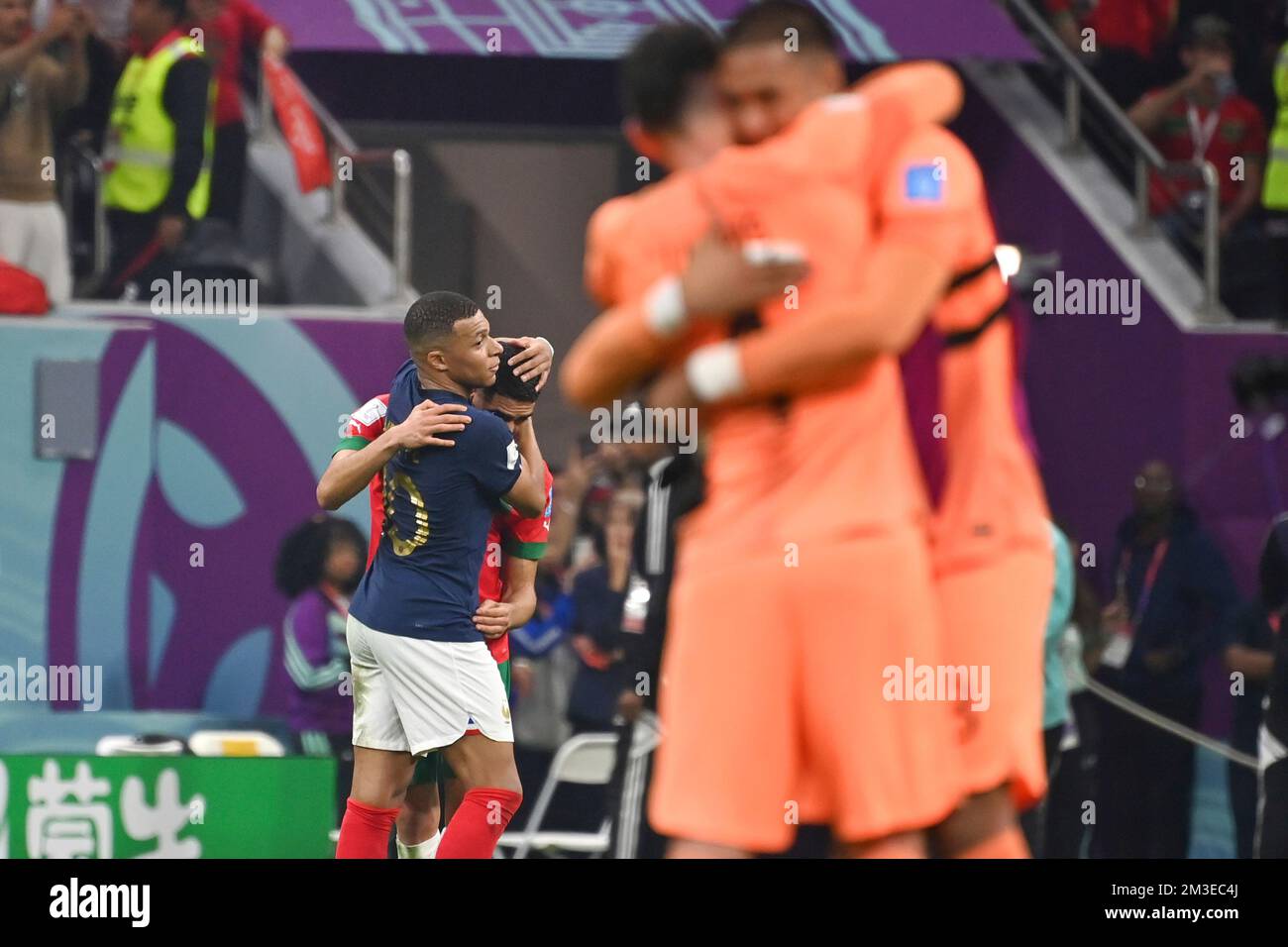 Kylian MBAPPE (FRA) beherbergt HAKIMI Achraf (MAR) nach dem Ende des Spiels, Komfort, Umarmung. Halbfinale, Halbfinalspiel 62, Frankreich (FRA) - Marokko (MÄRZ) 2-0, am 14.. Dezember 2022, Al Bayt Stadium Fußball-Weltmeisterschaft 20122 in Katar ab November 20.. - 18.12.2022? Stockfoto