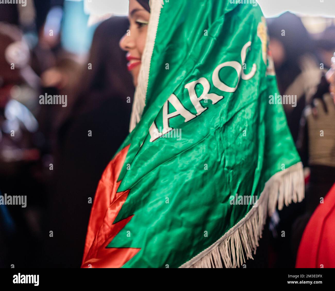 Ein Fußballfan von Maroc feiert den anhaltenden Erfolg der marokkanischen Fußballmannschaft auf der Qatar 2022. Stockfoto