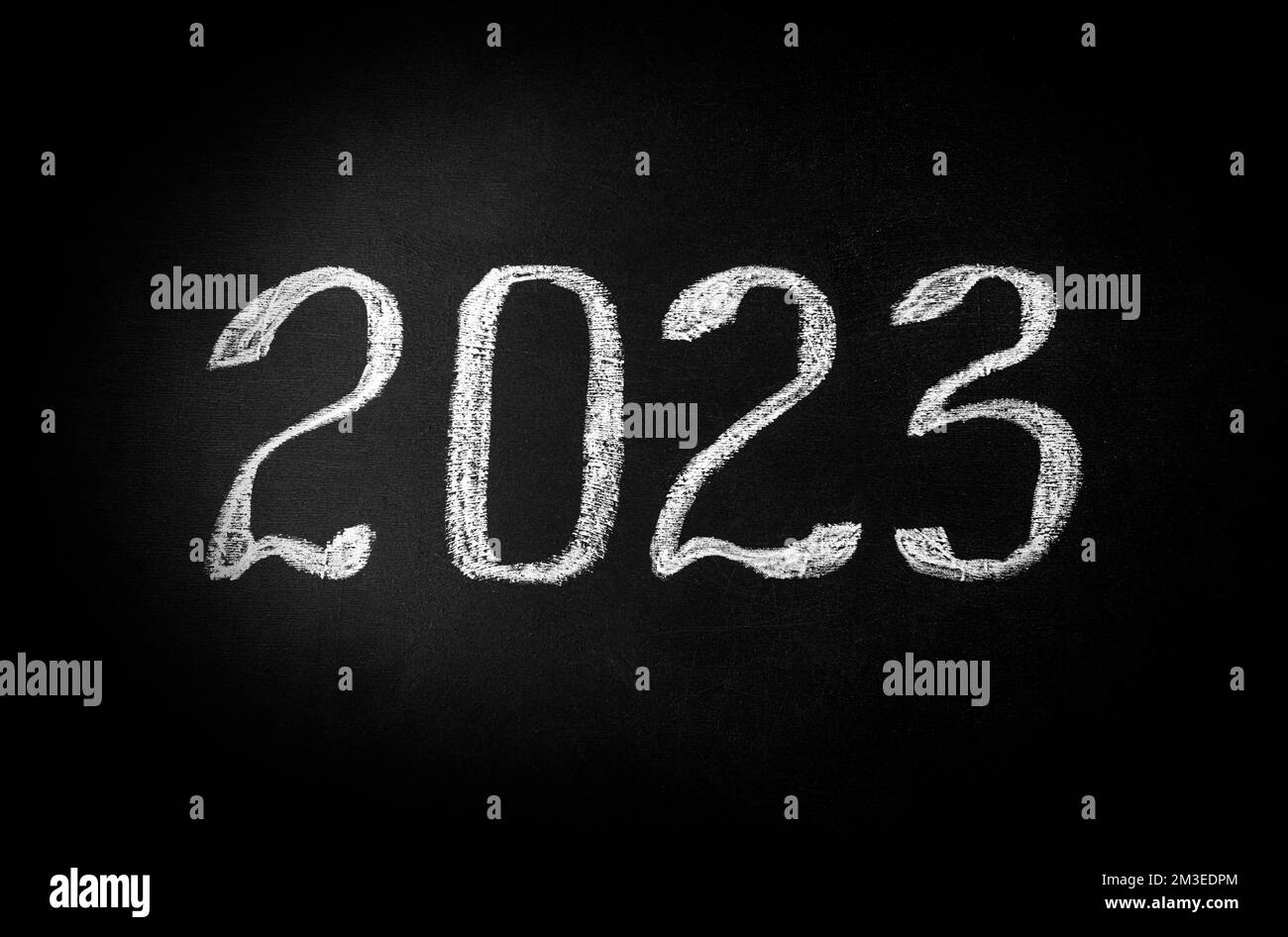 Neues Jahr. Zahlen 2023 auf schwarzem Hintergrund. Stockfoto