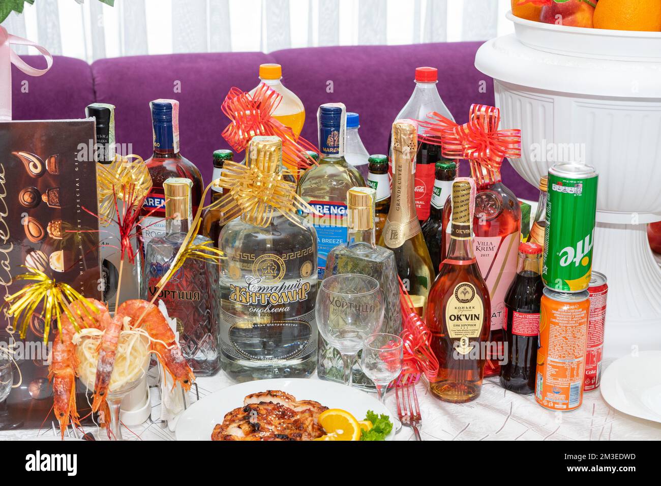 Viele alkoholische und alkoholfreie Getränke auf dem Festtisch. Stockfoto