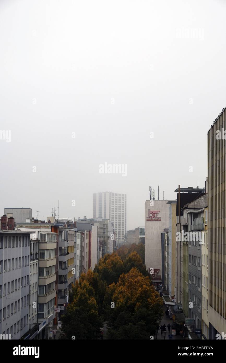 Vertikale Ansicht einer Stadt mit einer Reihe von Bäumen Stockfoto