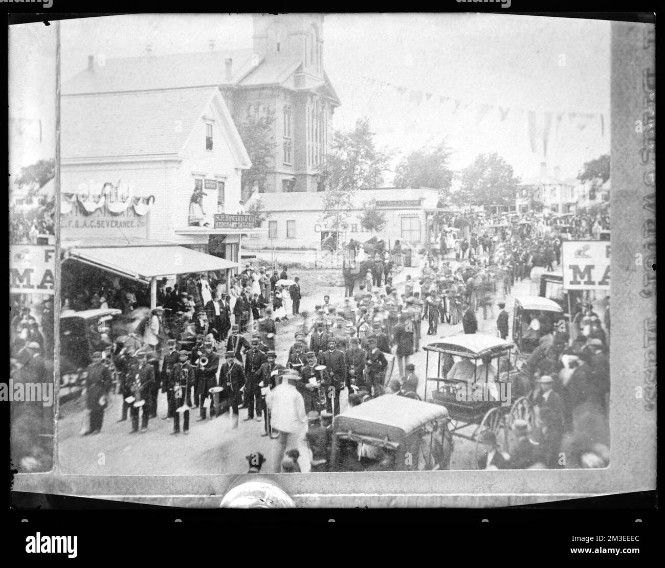 Hauptstraße Juli 4. Martlands Band, Geschäfte und Geschäfte, Brockton Public Library Archival Collection Stockfoto