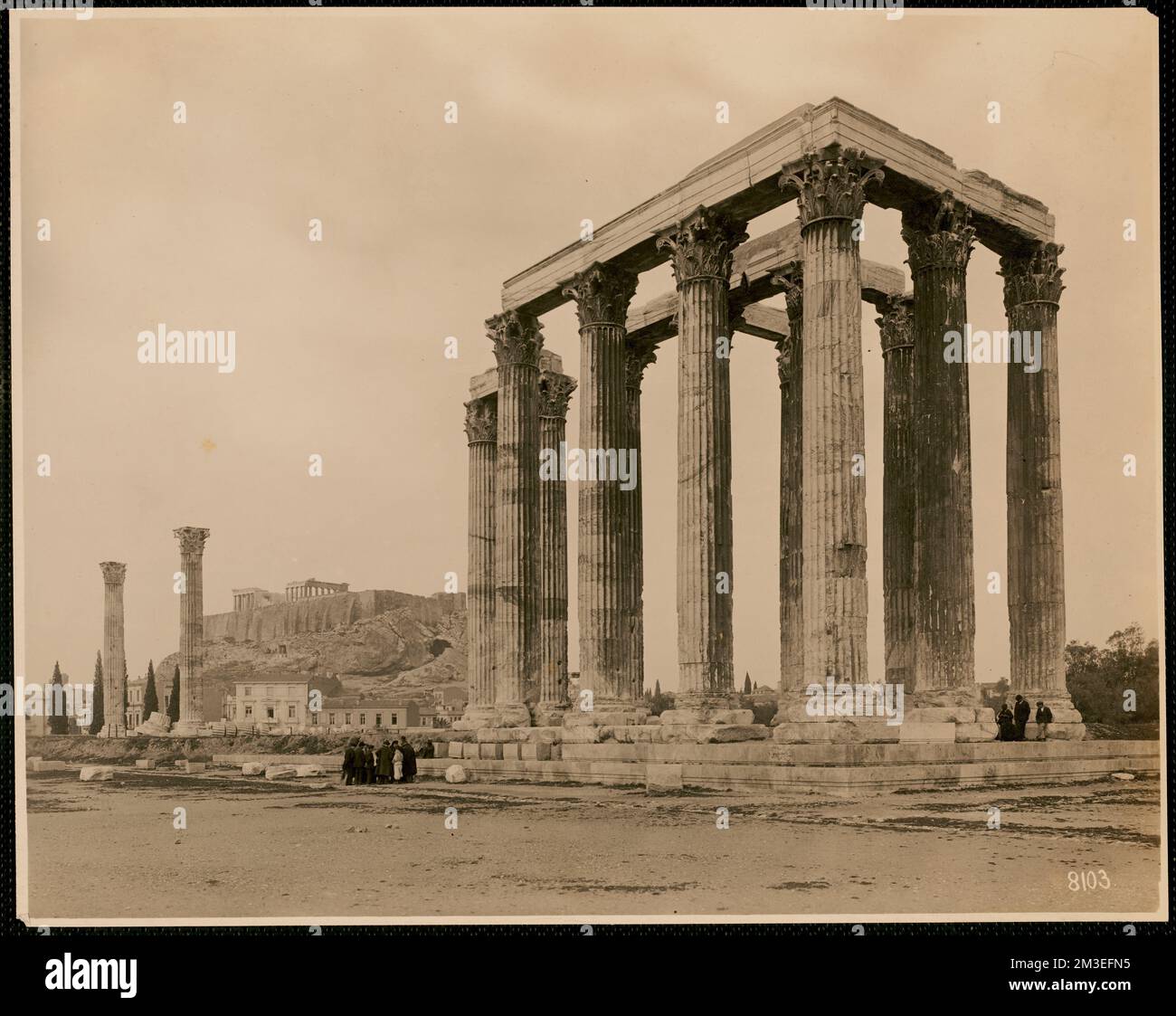 Die majestätischen Säulen des Zeus-Tempels mit der Akropolis in der Ferne, griechische Tempel, archäologische Stätten, Olympieion Athen, Griechenland. Nicholas Catsimpoolas Kollektion Stockfoto