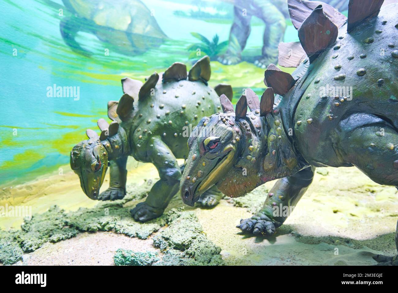 Dinosauriersuche in einer Strandszene. Detail eines Dioramas im Gorodskoy Muzey, Museum, in Temirtau, Kasachstan. Stockfoto