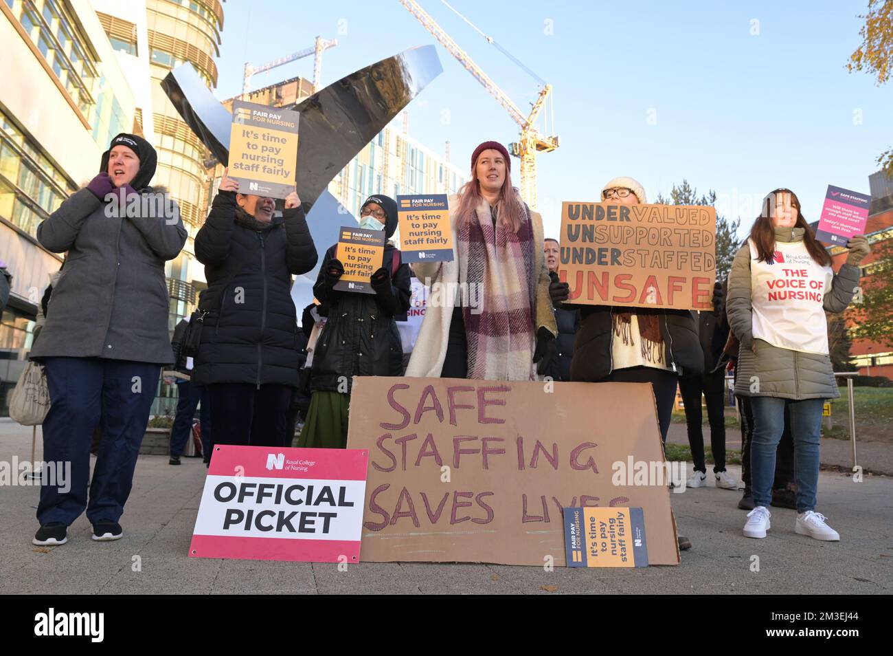 Queen Elizabeth Hospital Birmingham, 15.. Dezember 2022. NHS-Krankenschwestern rufen vor dem Queen Elizabeth Hospital von Birmingham trotz bitter kalter Temperaturen um faire Bezahlung. Sie streiken hintereinander über die Bezahlung, was zu einer Unterbrechung der Dienstleistungen im Gesundheitswesen führt. NHS-Termine und -Operationen wurden wegen des Streiks abgesagt, wobei das Gesundheitswesen in vielen Bereichen einen Bankurlaub-ähnlichen Service betreibt. Der RCN hat eine Gehaltserhöhung von 5 % über der Inflation gefordert, obwohl er angegeben hat, dass er ein niedrigeres Angebot akzeptieren würde. Als sie die 5%-Zahl der unabhängigen Gehaltsüberprüfung übermittelte, ging bo Stockfoto